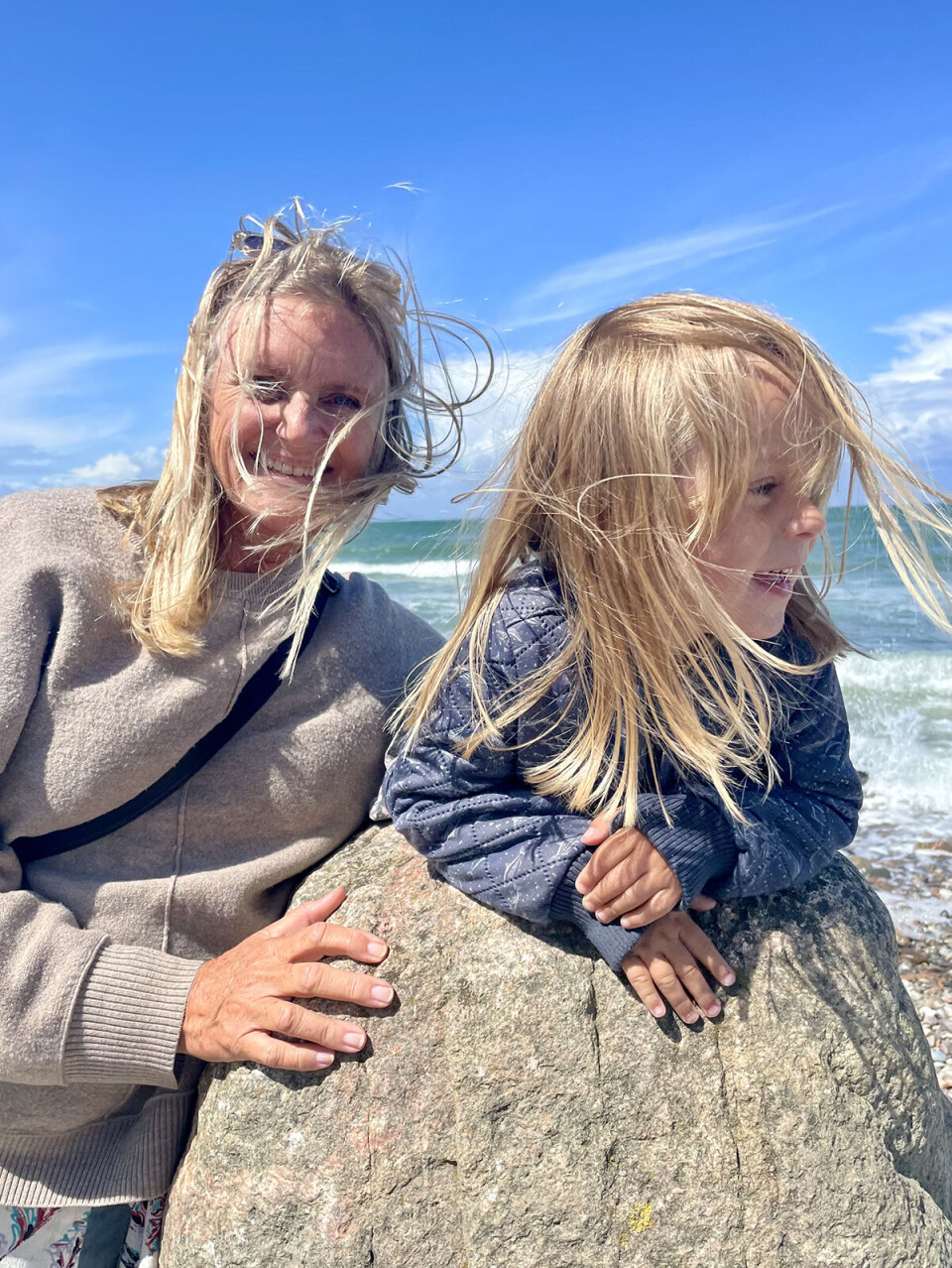 Ava og mormor på
stranden. Connie kan
bedst lide at tage på
udflugt med et barnebarn ad gangen.