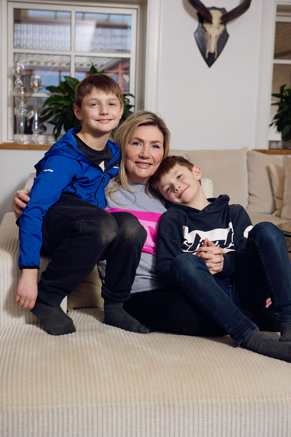 Gitte med sine to yngste børnebørn, Mico og Milan.