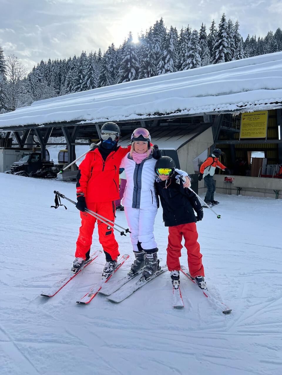 Gitte sammen med to af sine børnebørn under familiens skiferie.