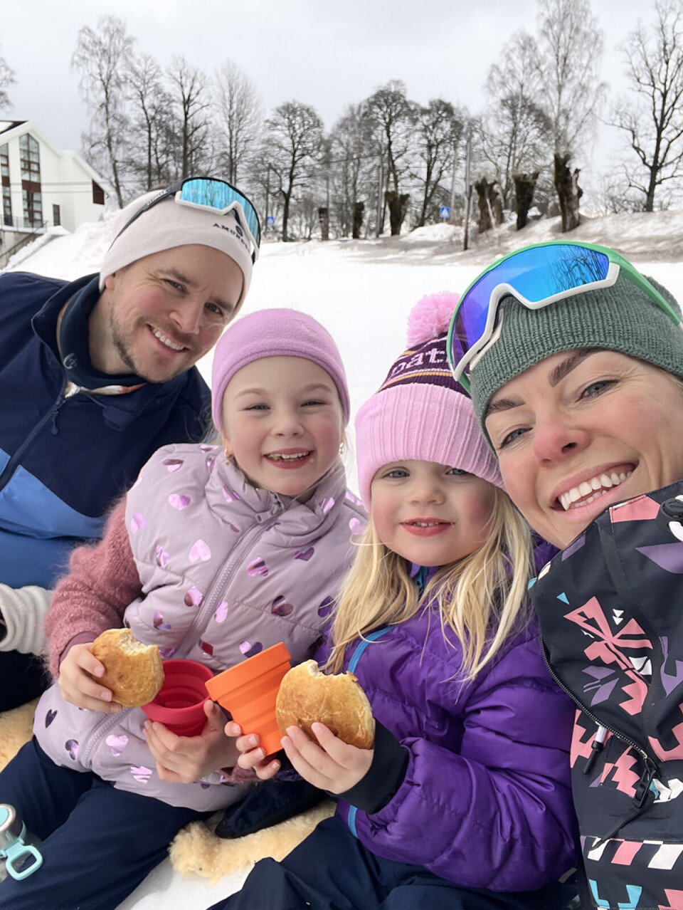 Camilla ude i sneen sammen med sin familie.