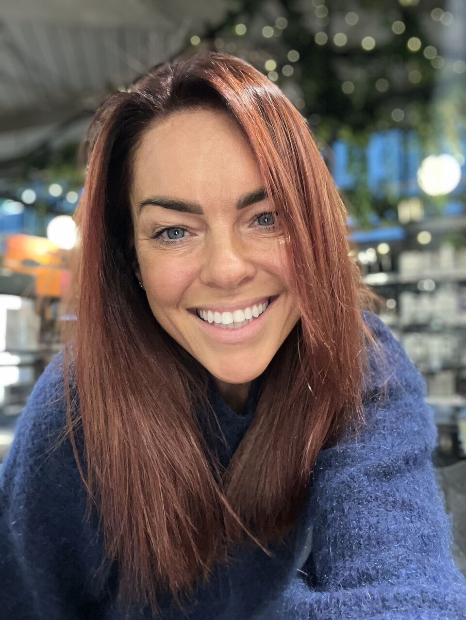 Camilla smiler og kigger direkte ind i kameraet.