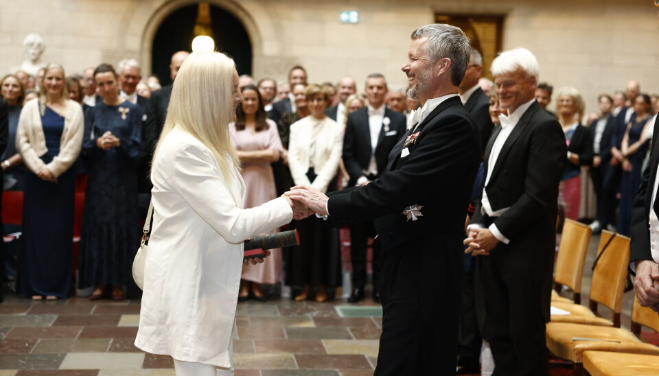 Kong Frederik ønsker Anne Linnet stort tillykke med den flotte pris