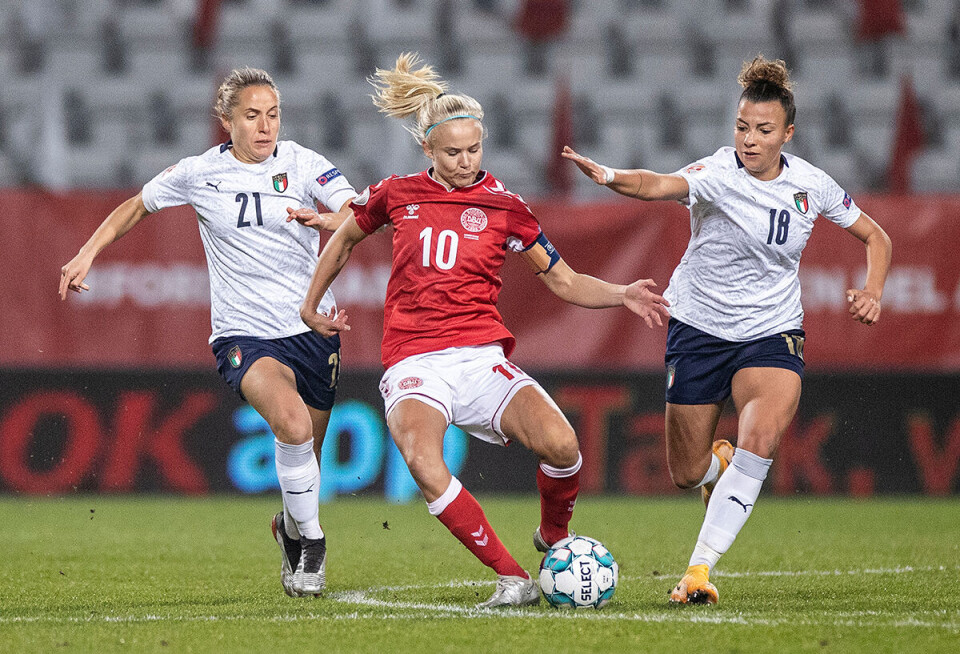 Pernille Harder mod italienske Valentina
Cernoia og Arianna Caruso i 2020.