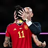 Den spanske fodboldpræsident Luis Rubiales kysser spilleren Jennifer Hermoso på munden efter sejren til VM i 2023. Kysset vakte stor opsigt, da det var uden samtykke, og Rubiales blev efterfølgende pålagt at betale en bøde på 10.000 euro for sin handling.