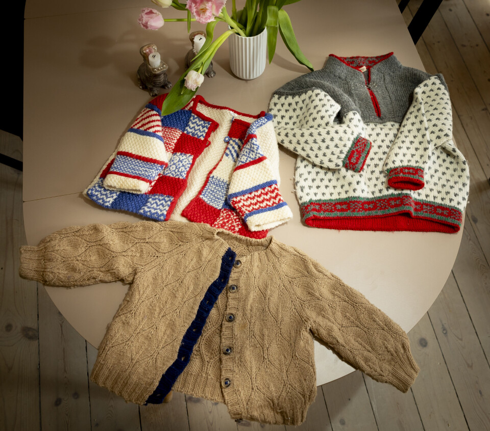 Den brune cardigan med knapstolpe har Line Kirsten selv strikket til datteren Polly, mens de to mønstrede trøjer er strikket af Line Kirstens mormor og er gået videre i arv til Polly.