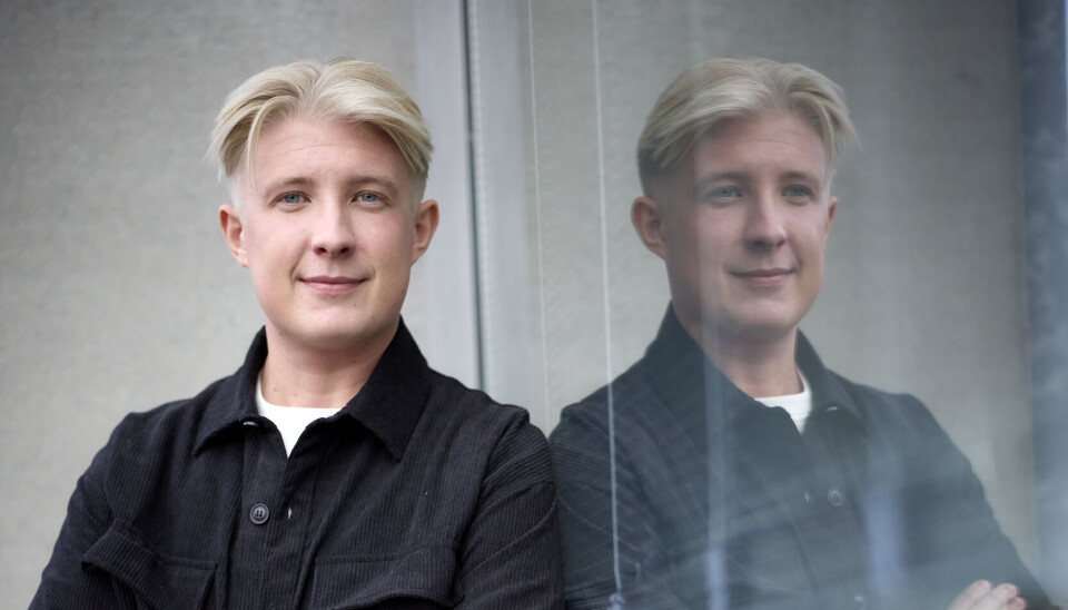 Stefan står foran vinduet