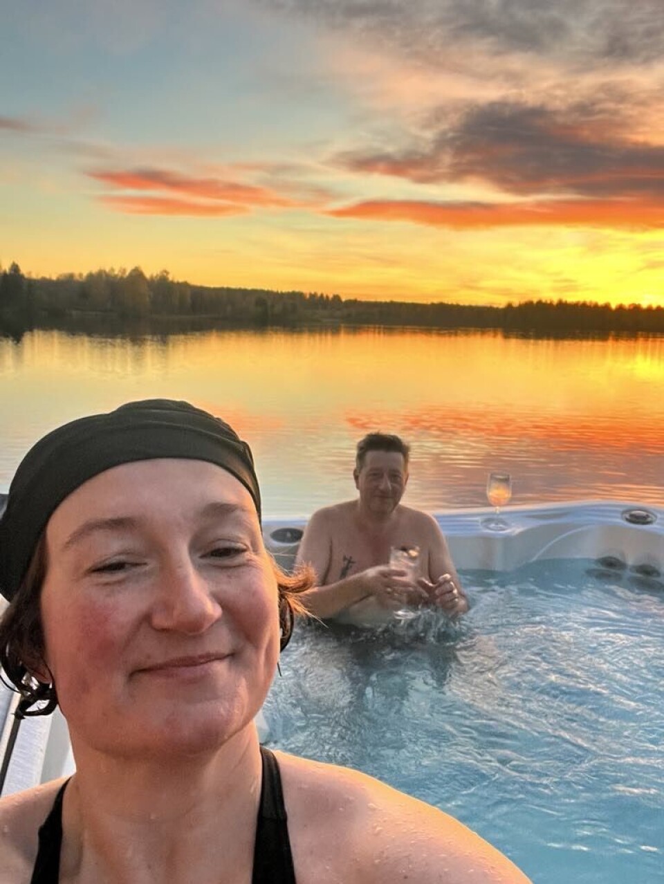 Artiklens skribenter, Inge og Jakob Skovdal, nød udsigten til den fantastiske Luleälv fra det varme spabad.