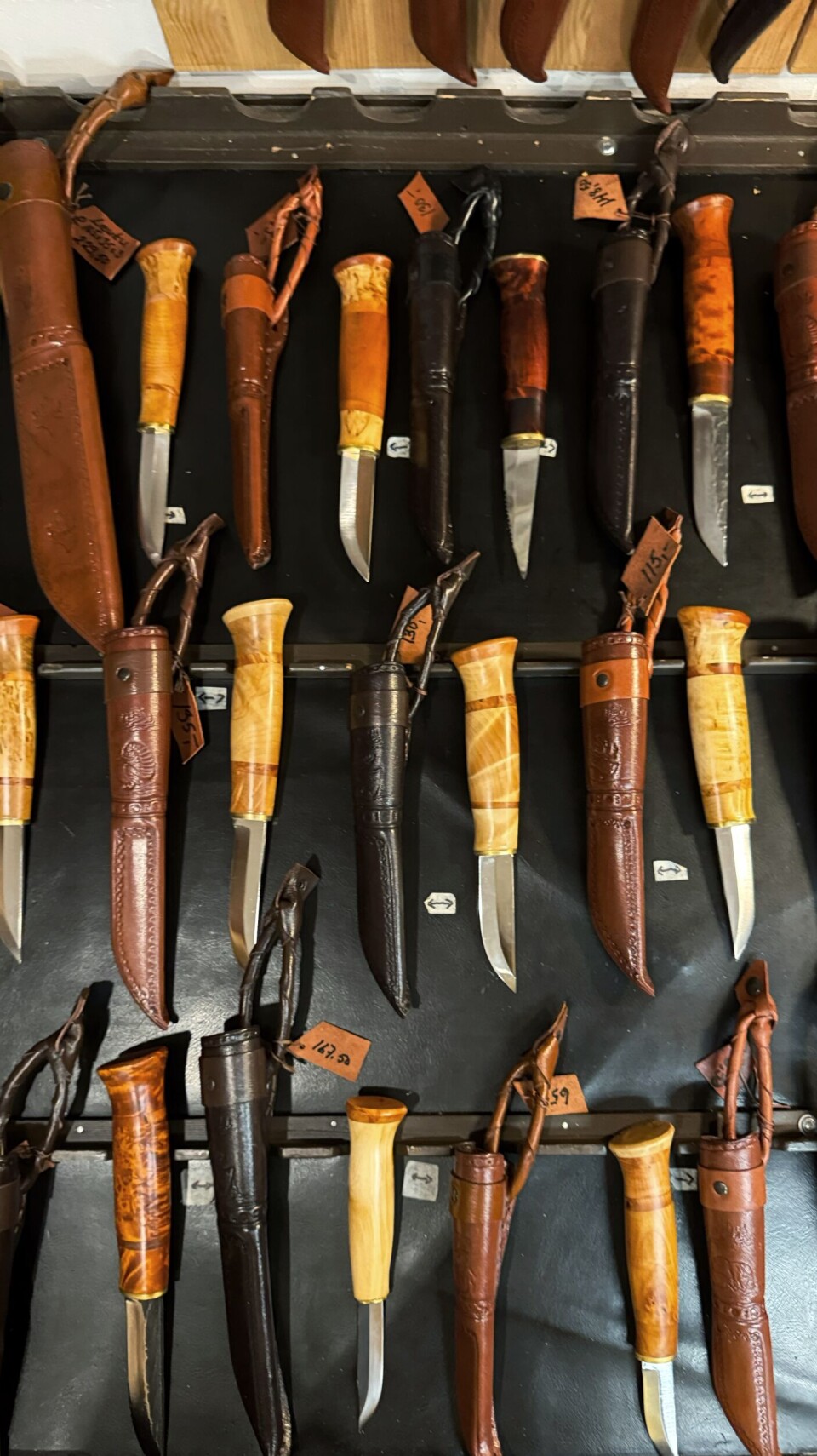 Billede af en masse håndlavede knive.