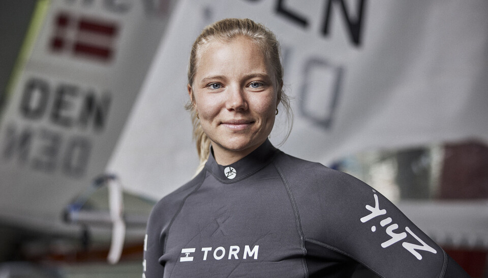 Portræt af Anne-Marie Rindom. Hun har en grå sejlerdragt på, og sit hår sat op i en hestehale.