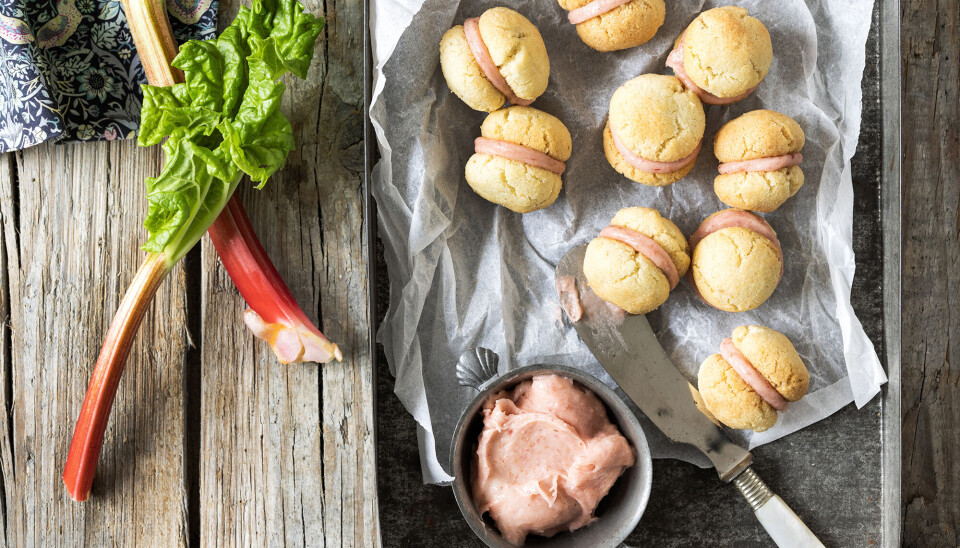 Mini-mandelkager med rabarbercreme
