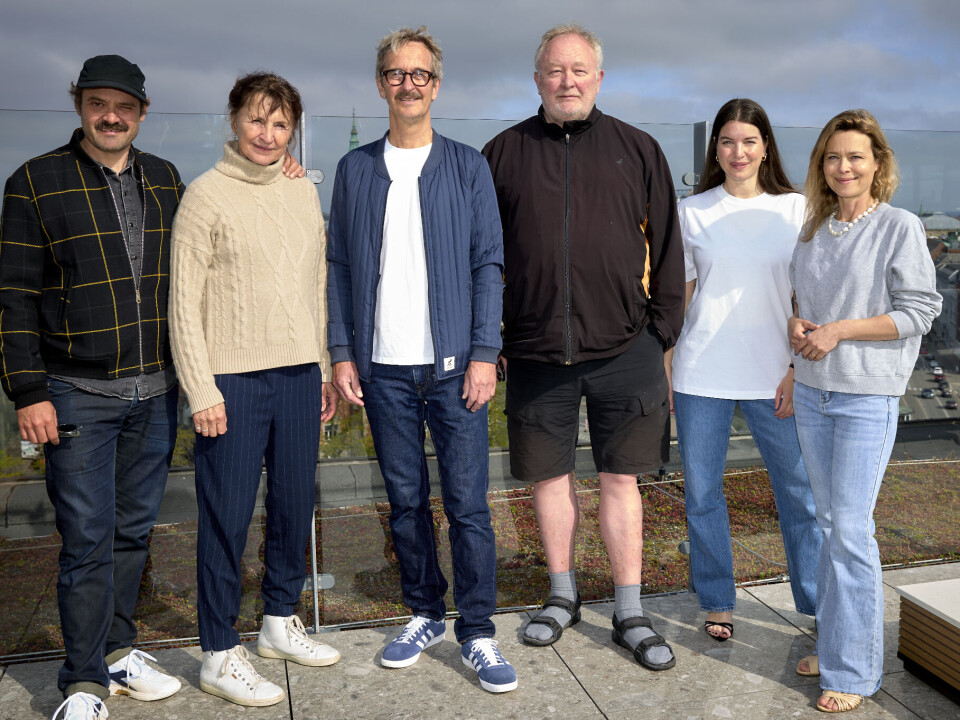 Karen-Lise sammen med seriens øvrige skuespillere. Fra venstre David Dencik, 50, Lars Brygmann, 68, Bjarne Henriksen, 66, Dia Jovanovic og Helle Fagralid, 49.