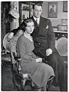 Et alvorligt par ved den officielle forlovelse 15. marts 1935.