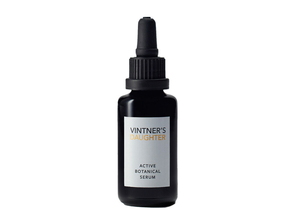 Det uundværlige produkt. Det er mit øde ø-produkt og er nærmest helligt for mig. 4-6 dråber morgen og aften holder min hud smuk, sund og ensartet, og jeg behøver ikke meget andet.
Active Botanical Serum, Vintner’s Daughter, 1765 kr