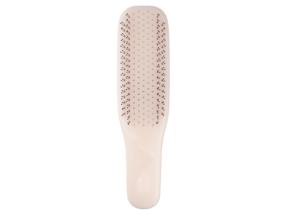 Bedste børste. Den ser ikke ud af noget, men du kan ikke slippe den igen, når du først er kommet i gang med at børste. Det er hårbørste, hovedbundsmassage og detangler i ét.
Hair Smooth Brush, Kobako, 225 kr