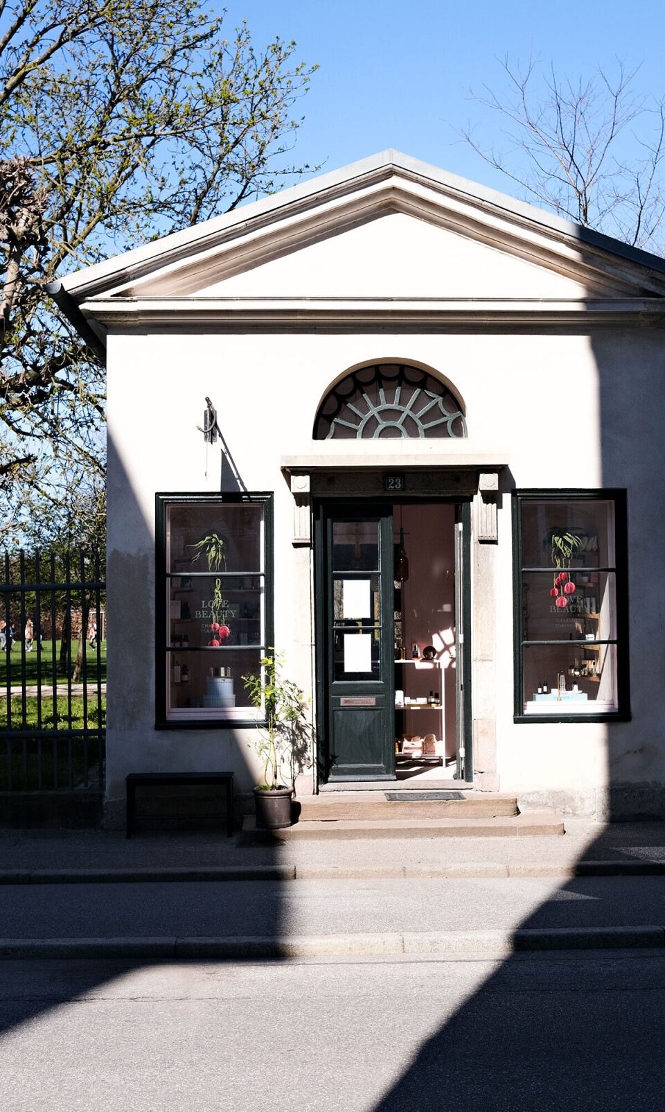 Det her insta-billede er smukt for mig, fordi … det viser min skønhedspavillon ved Kongens Have i København, der startede som et lille personligt projekt og er vokset til at blive omtalt i nogle af verdens bedste medier. Vogue har blandt andet udråbt os som ”The world’s smallest beauty shop”.
