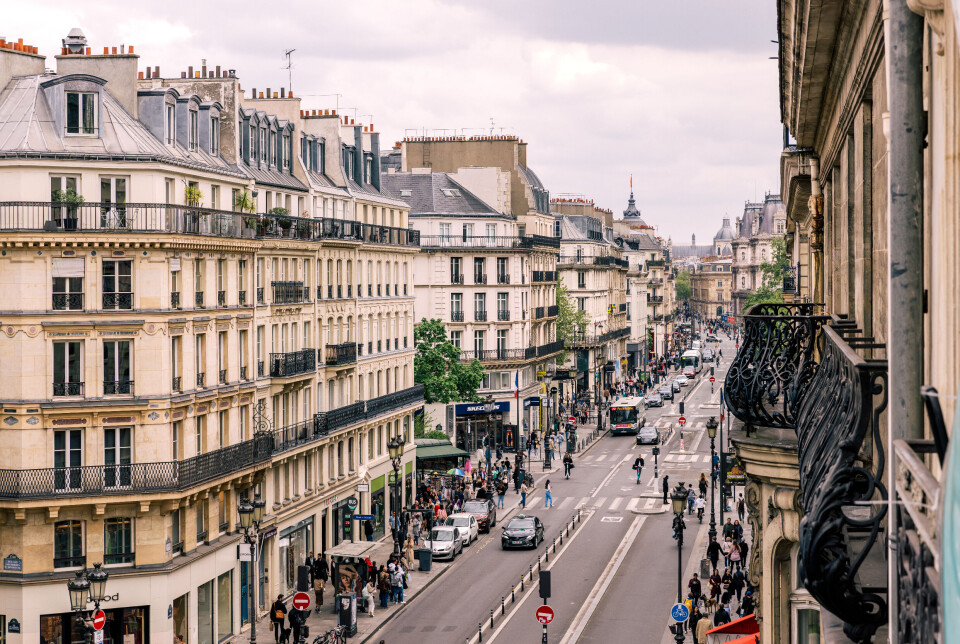 Foto af en gade i Frankrig. Billedet er taget fra en altan.