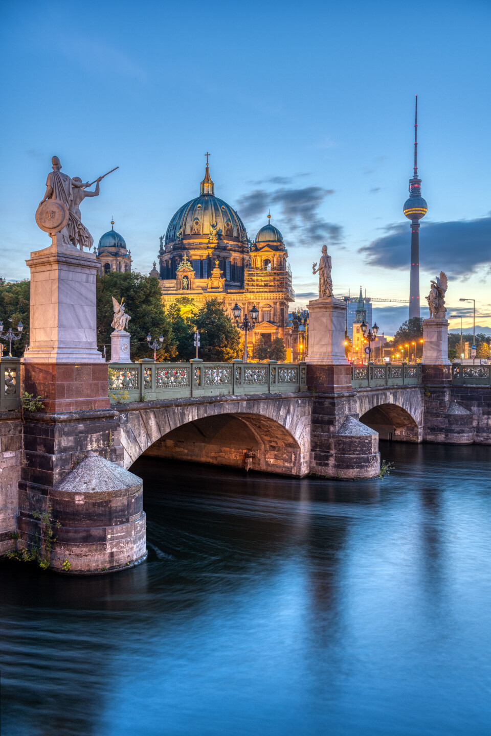 Katedralen, tv-tårnet og Schlossbruecke i Berlin.