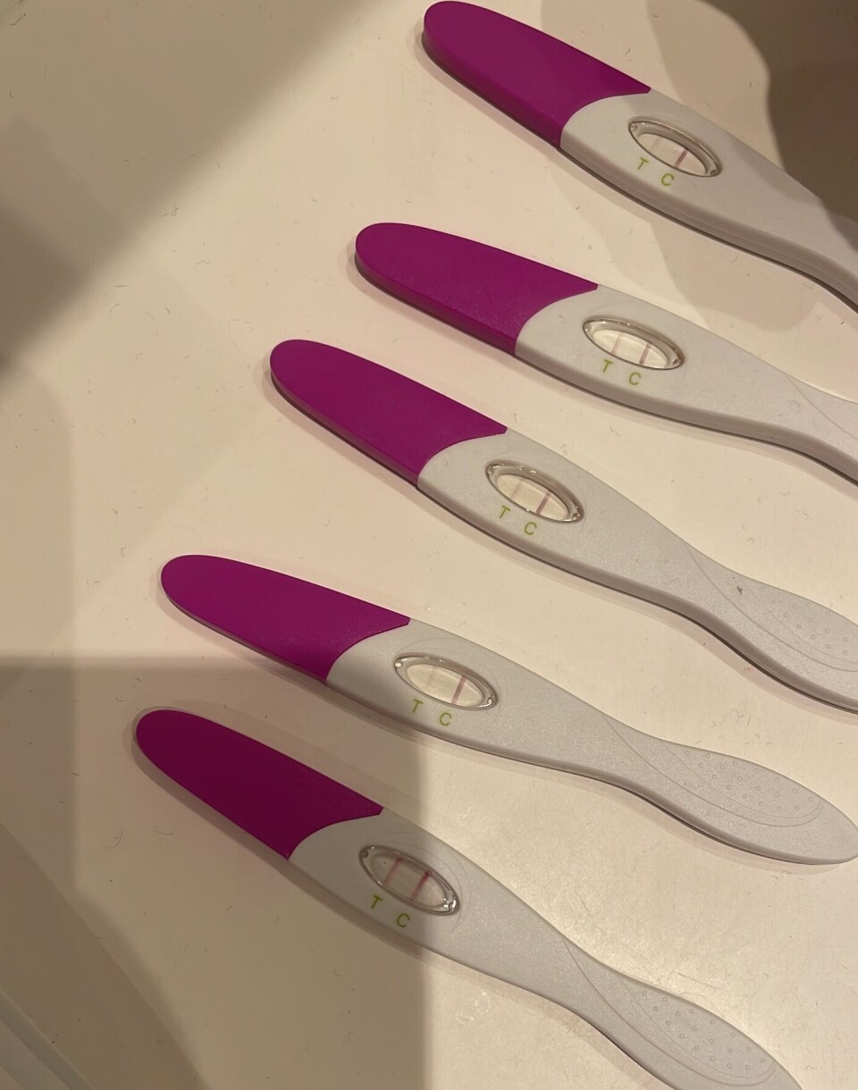Positive tests fra en graviditet, der desværre ikke blev til et barn.