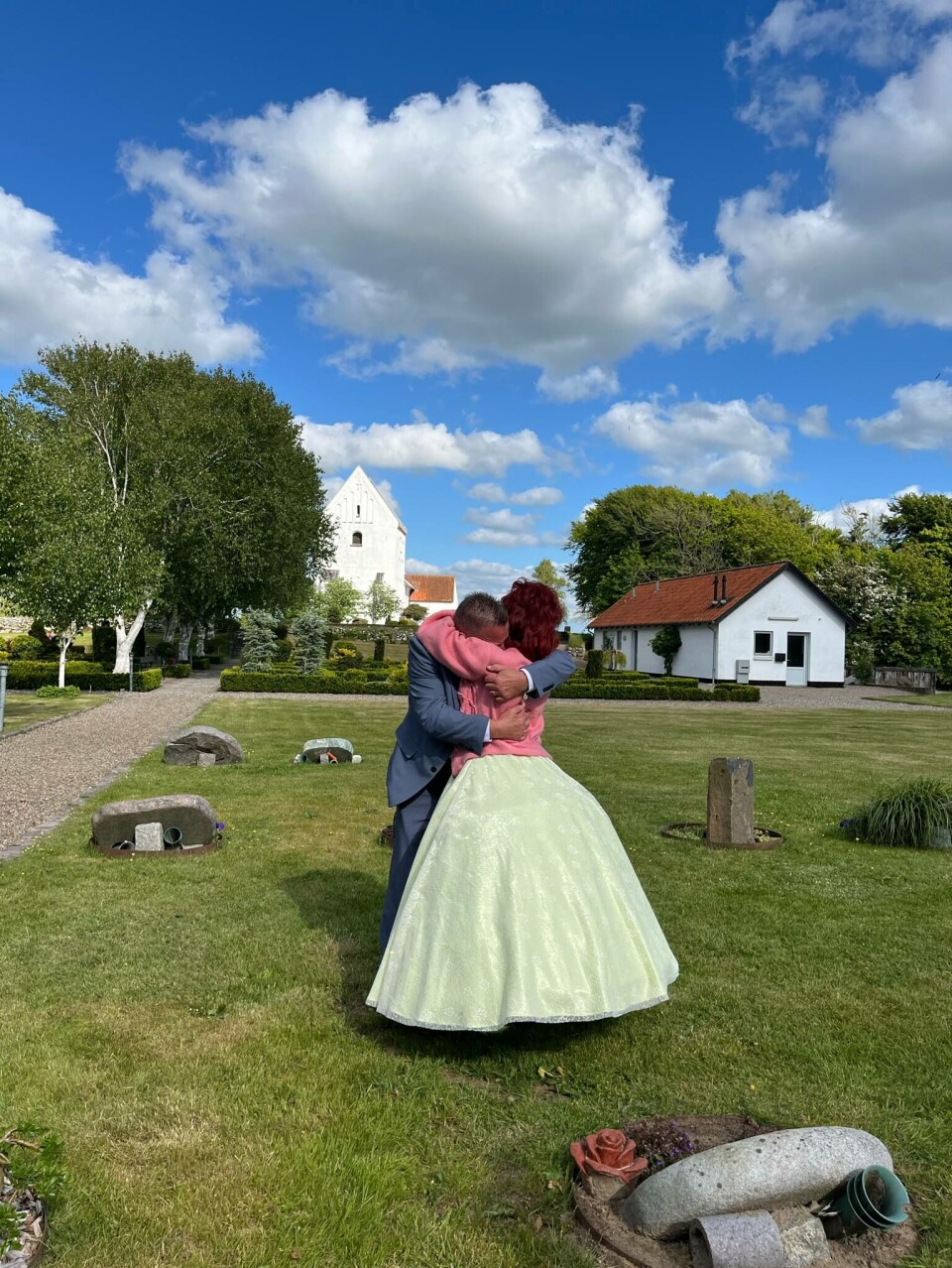 Steen og Sussi besøger Leos gravsten efter vielsen.