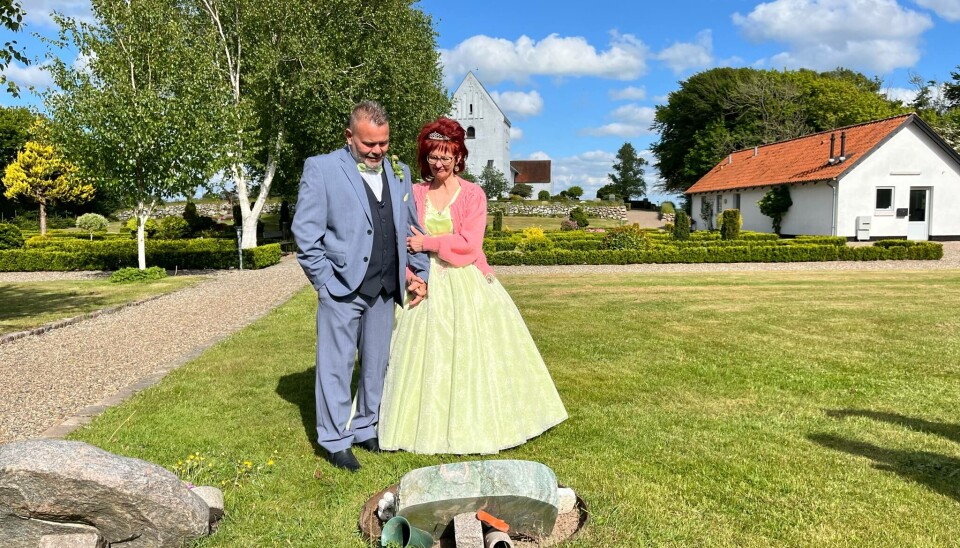 Steen og Sussi besøger Leos gravsten efter vielsen.