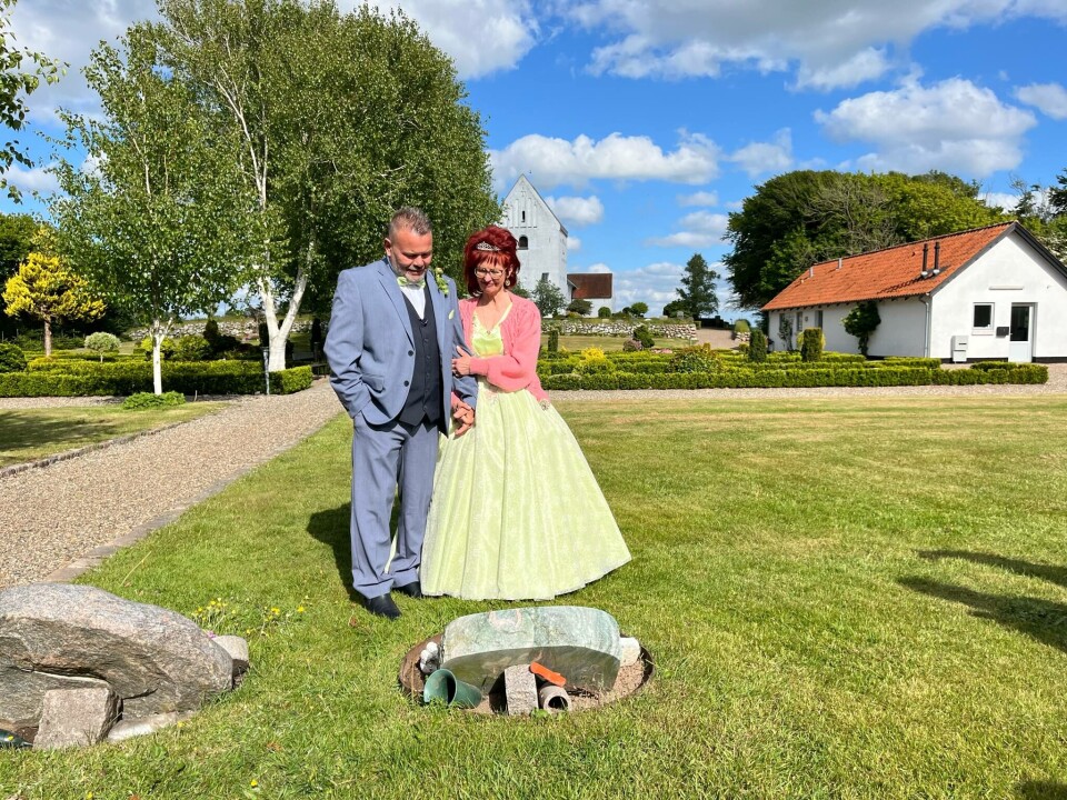 Steen og Sussi besøger Leos gravsten efter vielsen.