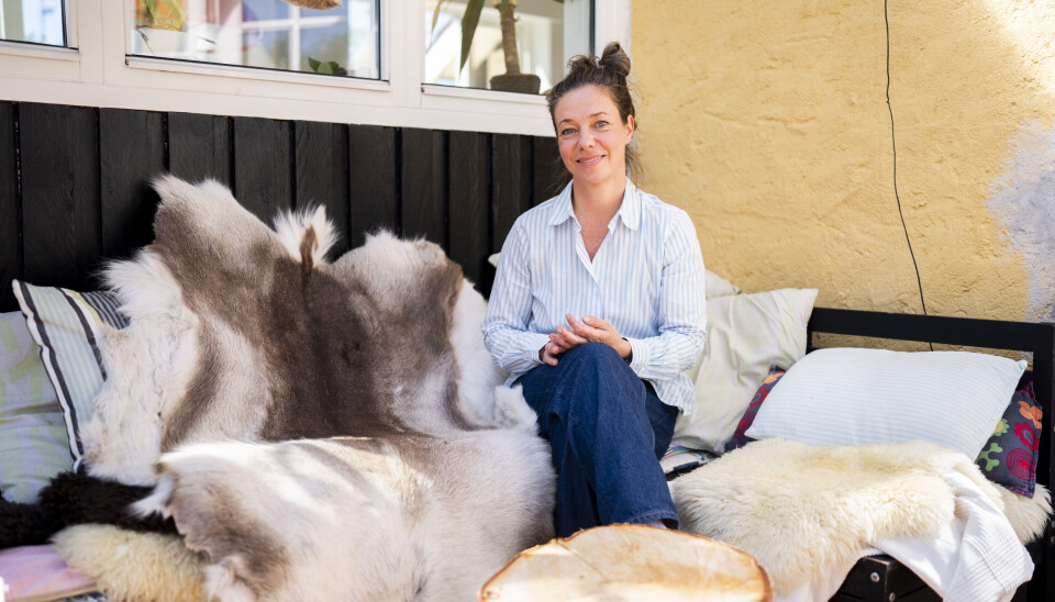 Charlottes elgeskin fra 'Alene i vildmarken' pryder terrassen.