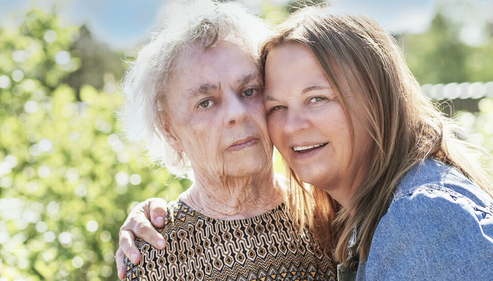 Billede af Marianne Danielsen og Mariannes mor, Gretha. Marianne har langt mørkeblondt hår og en cowboyskjorte på. Gretha har gråt, kort hår og en mønstret top på.