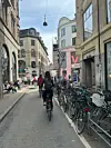 Cykeltur gennem Indre By i København, i en sidegade til Strøget