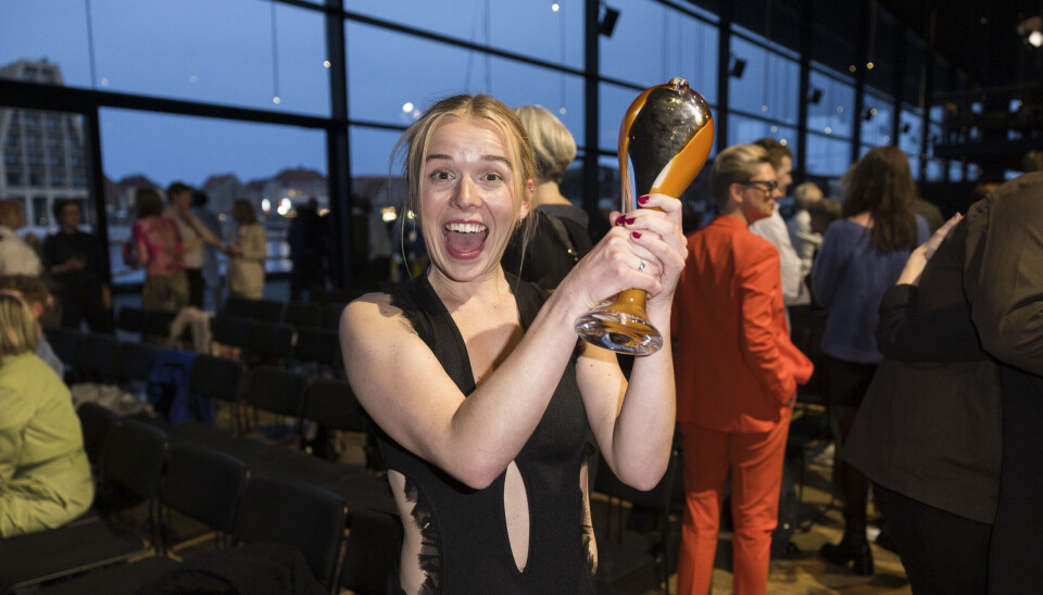 Laura Kronborg med sin talentpris til 'Årets Reumert'