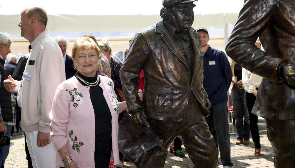 Poul Bundgaards kone, Kirsten Bundgaard, ved siden af Keld-figuren.