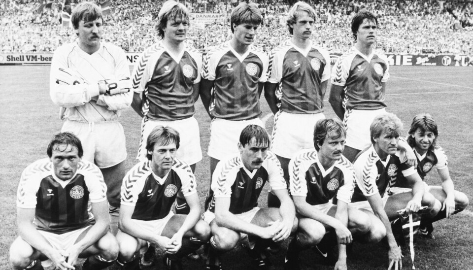 Grundlovsdag 1985 vandt Danmark 4-2 over Sovjetunionen i VM-kvalifikationskampen spillet i Idrætsparken. Bagerst fra venstre mod højre: Ole Qvist, Søren Lerby, Michael Laudrup, Søren Busk og Frank Arnesen. Sidende fra venstre mod højre: Preben Elkjær, Jens Jørn Bertelsen, Ivan Nielsen, Klaus Berggreen, Morten Olsen og Jesper Olsen. (Jens Dresling/POLFOTO/arkiv)