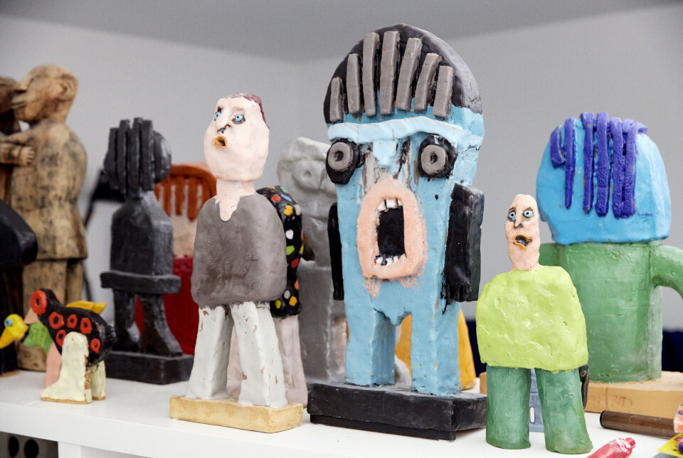 Billede fra Leif Sylvesters atelier. Her ses en masse figurer i mange forskellige farver.