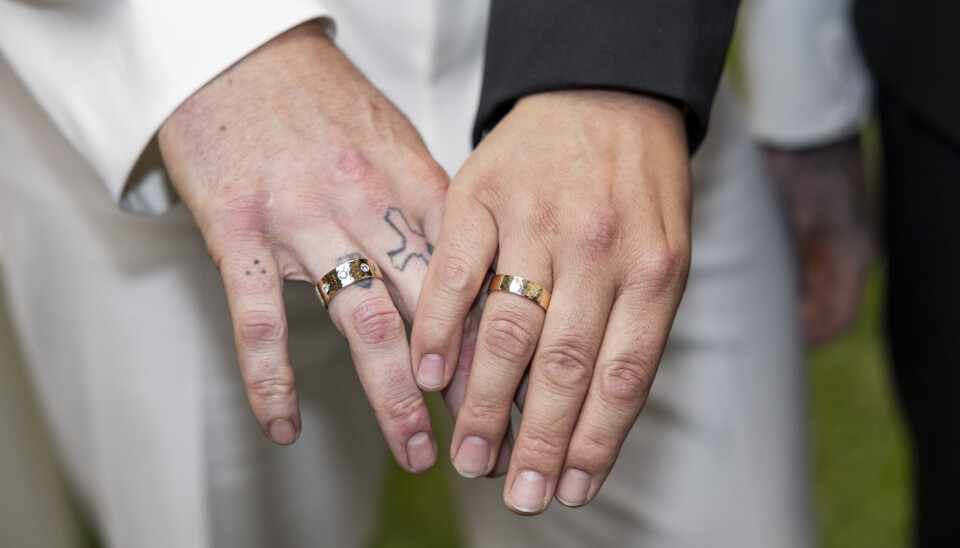 Ringene er fra Aagaard jewellery - Det er vores forlovelsesringe, der nu er kommet ny dato i og flyttet på den anden hånd, lyder det fra parret.