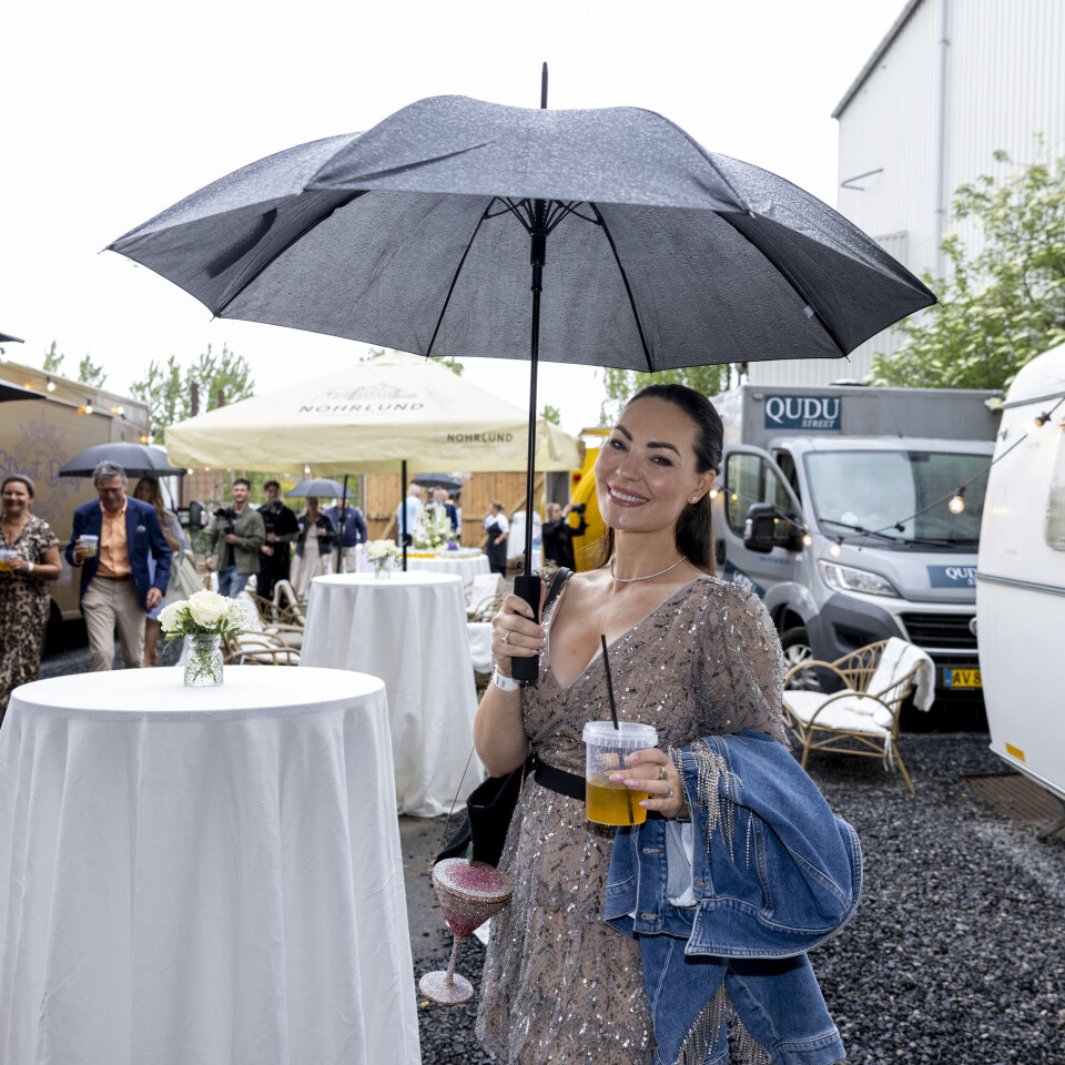 Mascha Vang fik sig en spand med alkohol i ægte Smukfest-stil til Thomas Evers Poulsen og Sæþór Kristínssons bryllup.