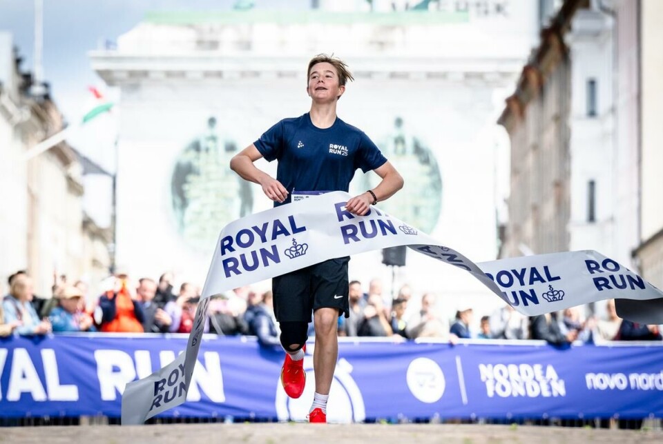 Prins Vincent løber i mål til Royal Run 2025.