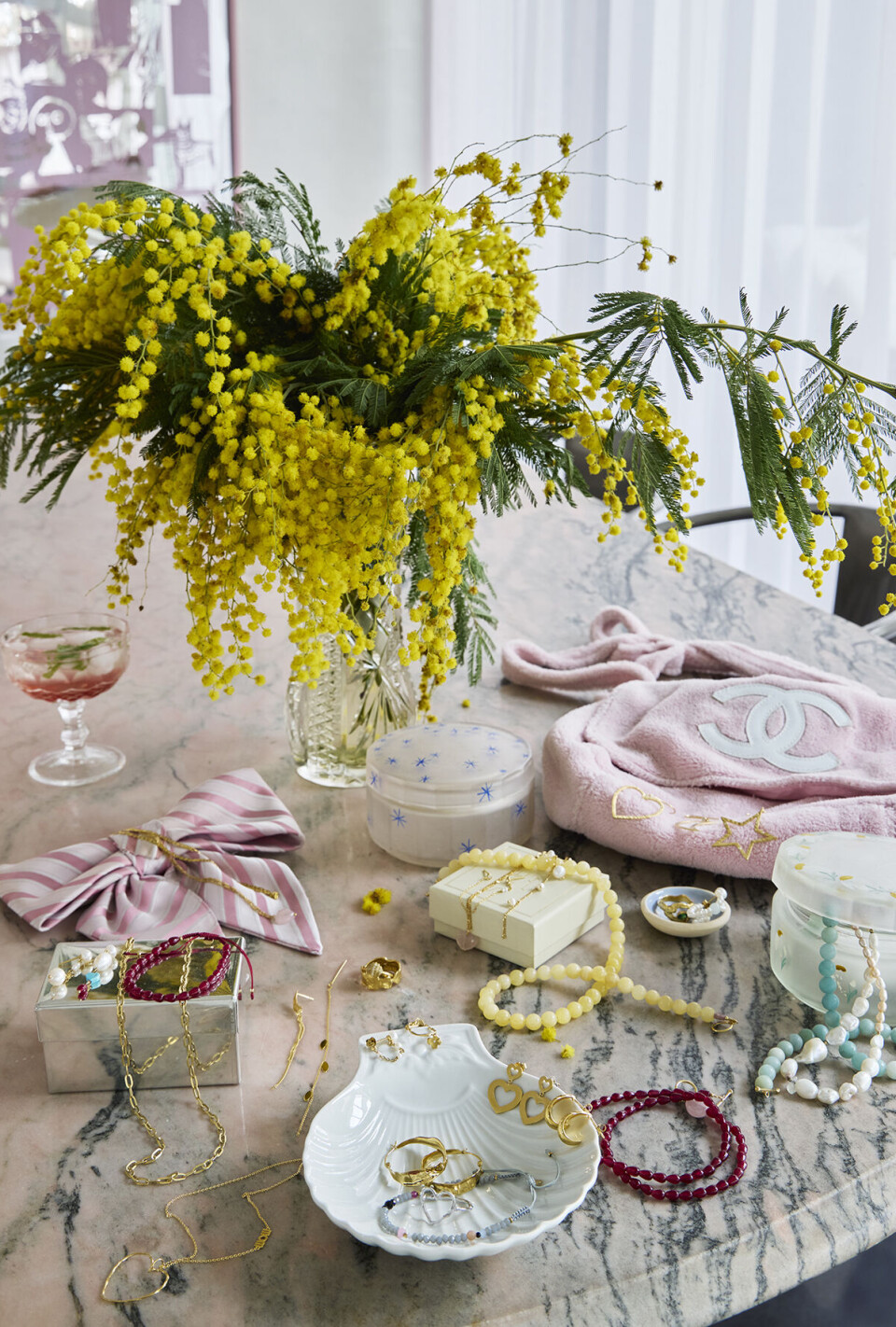 Stine er faldet for de store stofsløjfer, der er syet
af vintageslips, og de fås hos By Hoffgaard på
Instagram (på profilen @byhoffgaard), og hun bruger
dem som dekoration på blazere eller frakker. Stine
designer smykker i eget navn, Stine A, og tænker
meget over, at kollektionerne kan passe sammen
sæson efter sæson. Lyserød taske er fra Chanel.