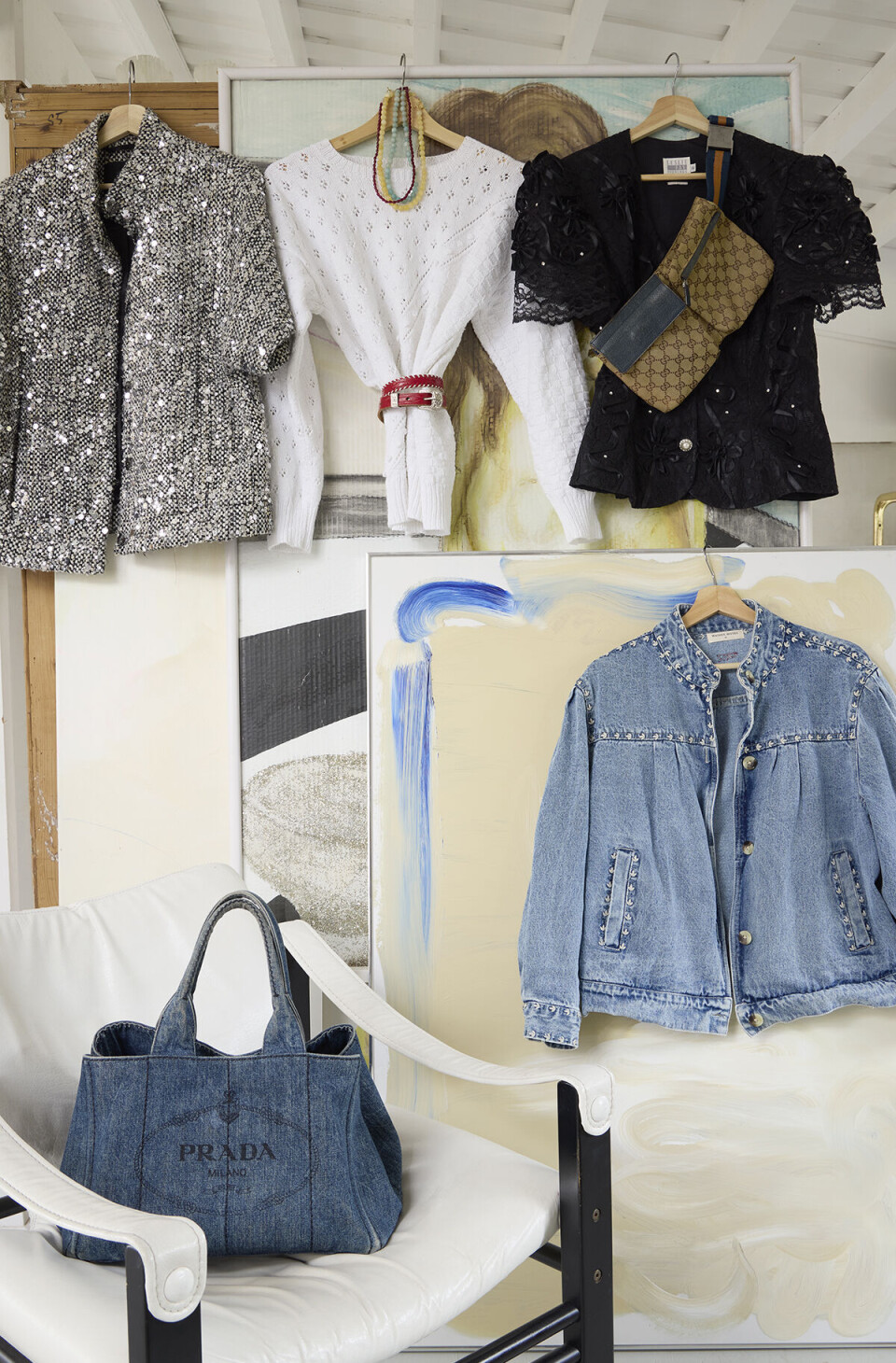 Stine er meget glad for jakker og har en del,
hvor mange er gode vintagefund. Pailletjakken
er fra Bruuns Bazaar, vintagebomuldsstrik med
rødt bælte er fra Stines barndom, sort vintage
80’erbluse elsker hun at have på og eventuelt
sammen med denimajakke fra Maison Hotel.
Shopper fra Prada.