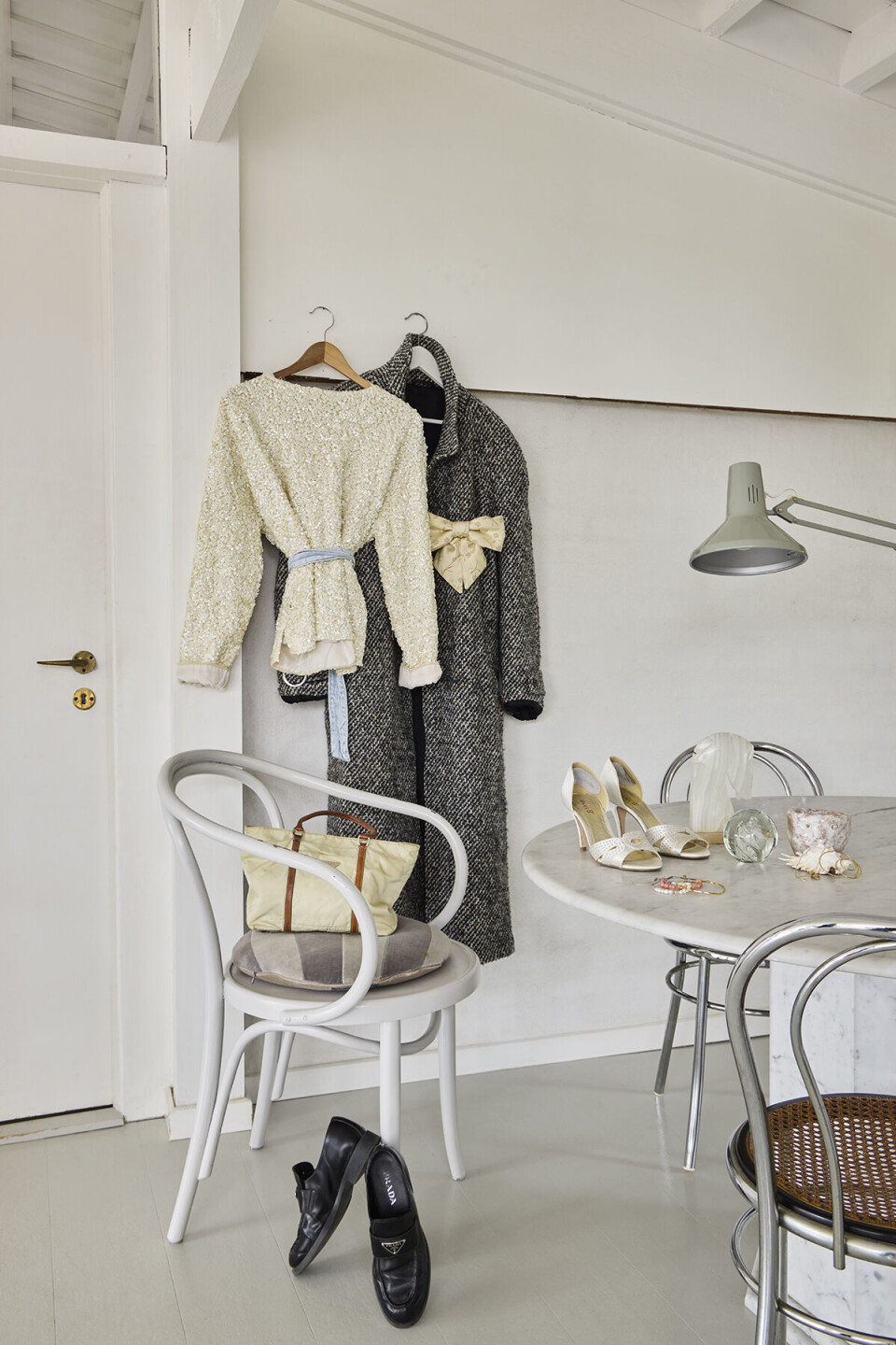 Den cremefarvede vintagepailletbluse kan
redde alle dage –
uanset anledningen, og den er en
af Stines favoritter i garderoben.
Loafers og taske
er fra Prada, stilletter med simili er
vintage.