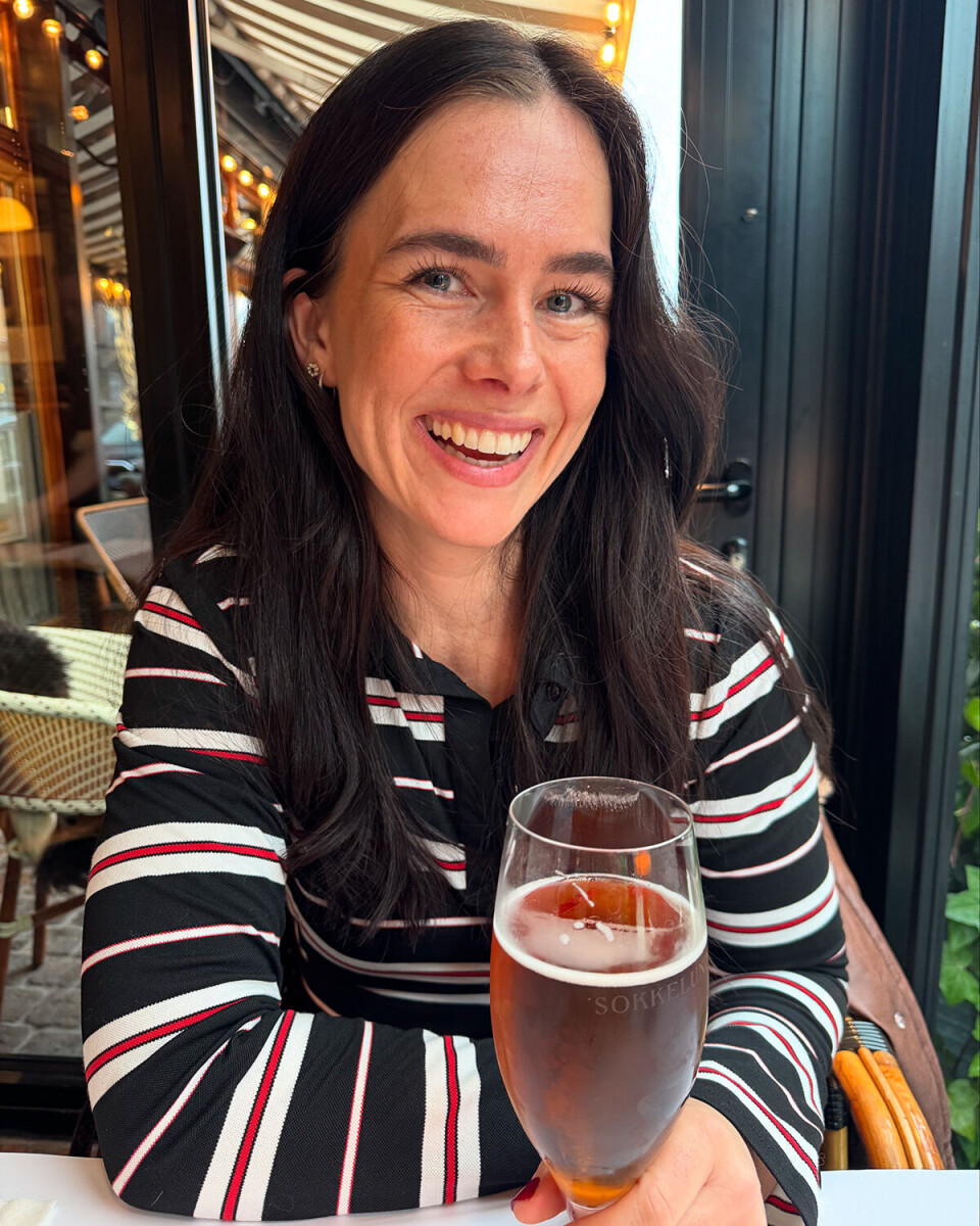 Det her insta-billede
er smukt for mig, fordi ... jeg ser mega glad ud og følte mig også
mega glad den dag. Og jeg synes, smil i
øjnene er det smukkeste. Jeg var på date
med min mand og fik en stor øl og tid til
at tale uden afbrydelser, og det giver mig
altid så meget energi og glæde og overskud til at være nærværende mor igen.