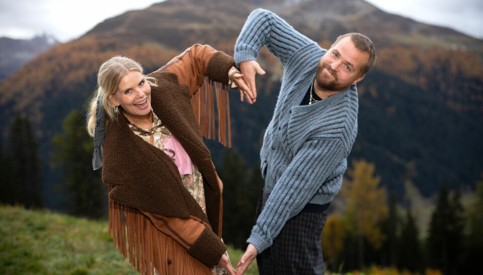 Sofie Linde måtte blive hjemme på dagen for premierevisningen, da parret havde barn syg. Tidligere har Linde dog sat ord på den vilde oplevelse til HER&NU: – Vi var på hotellet med dem. Vi boede på etagen under dem og kunne høre, når dørene gik og sådan noget spændende noget, lød det med et grin fra tv-værten. – Det er en aldersgruppe, der giver zero fucks. De gik ind i det for at finde kærligheden på de 10 dage, og de havde ikke tænkt sig at spilde tiden.