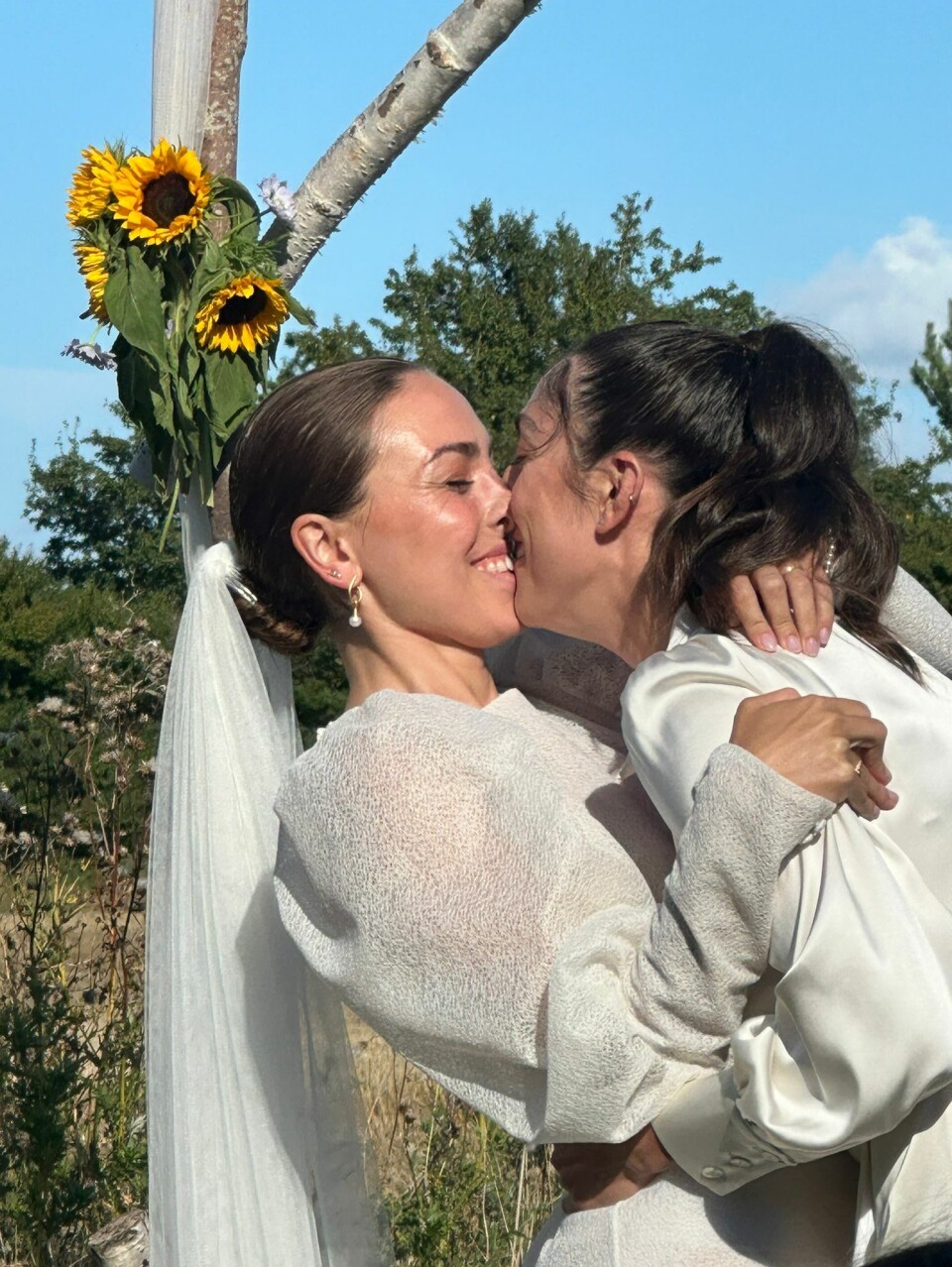 Billede af Rebecca Francker og konen Taylor Gleason på deres bryllupsdag.
