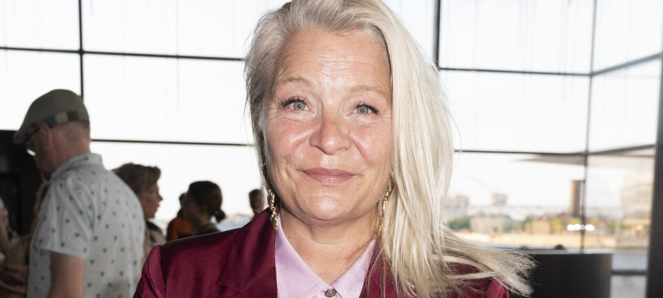 En absurd oplevelse ved sin fars kiste fik Signe Lindkvist til at grine – og det hjalp hende i sorgen