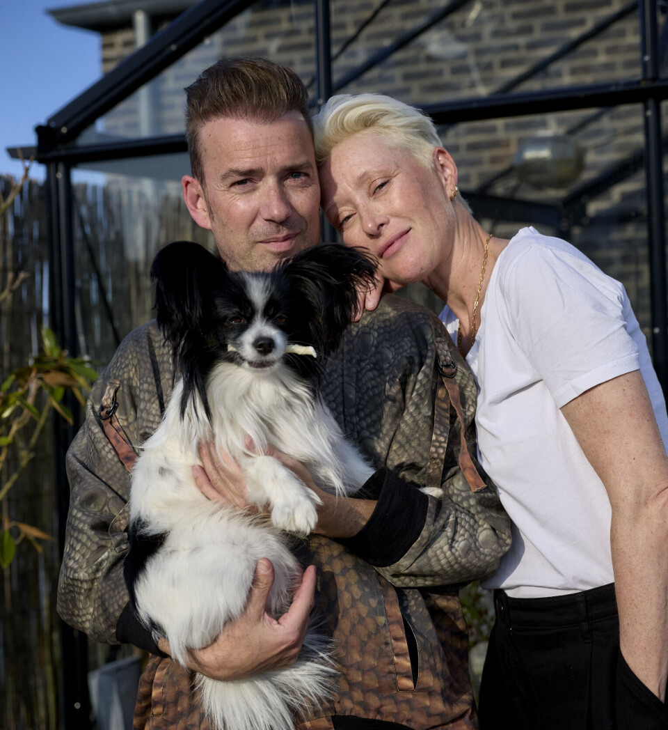 Nu går parret lange ture med hunden Charlie og får talt sammen på en måde, som de aldrig har gjort før.