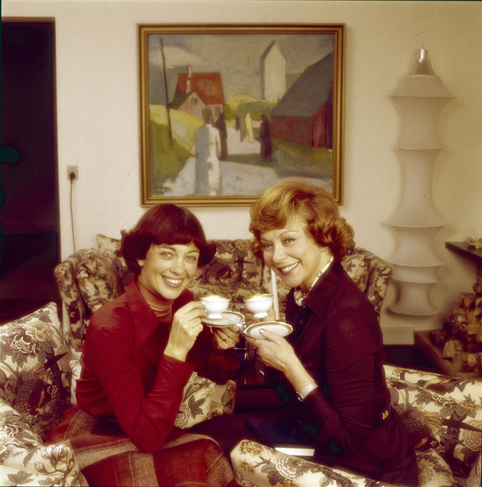Malene Schwartz og Helle Virkner grundlagde et varmt venskab i Cirkusrevyen, og det fortsatte helt frem til 2009, hvor Helle Virkner døde 83 år gammel. Her ses veninderne i 1976.