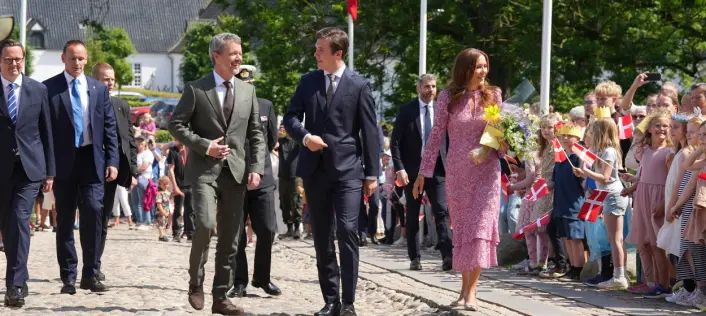 Stor overraskelse: Kronprins Christian med mor og far på job