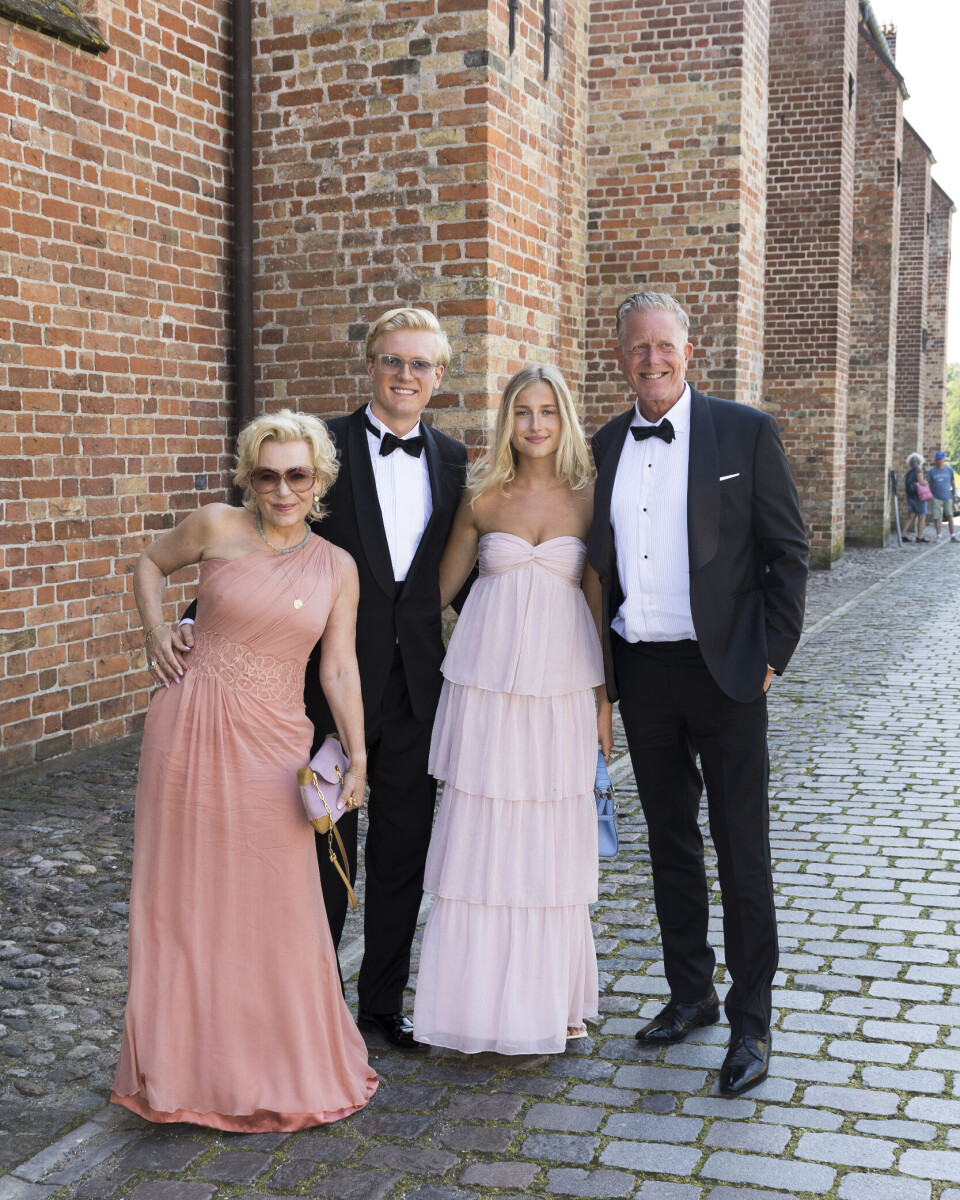 Lise Mühlhausen og Peter Mygind med sønnen Valdemar og svigerdatteren Ida til Nicolai Zobel bryllup i Maribo Domkirke.
