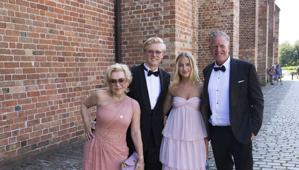 Lise Mühlhausen og Peter Mygind med sønnen Valdemar og svigerdatteren Ida til Nicolai Zobel bryllup i Maribo Domkirke.