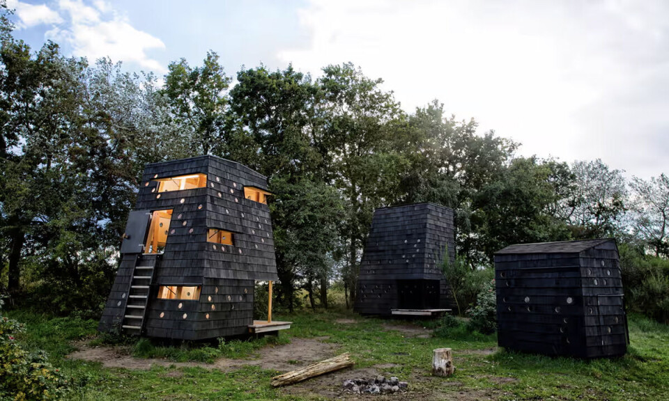 Unikke shelters på Fyn. De sorte, kantede shelters er tegnet af Limo Arkitekter. Her er der lys i den ene shelter.