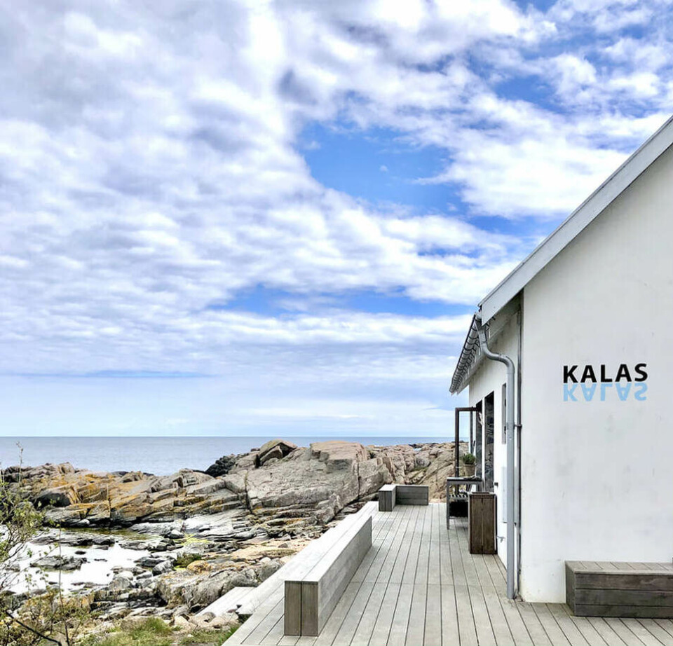 Billede fra Kalas Is på Bonrholm. Her ser man en hvid bygning med skriften 'Kalas' på, og i baggrunden ses vandet.