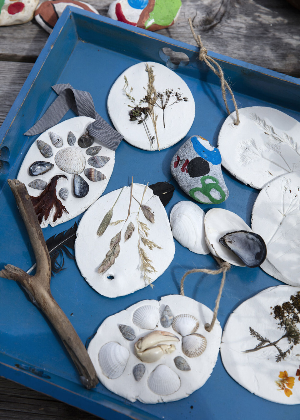 Tip: Støb smukke skaller og sommerblomster i fimoler, og sæt et lille ophæng i. Også søde sommergaver til bedsteforældrene!